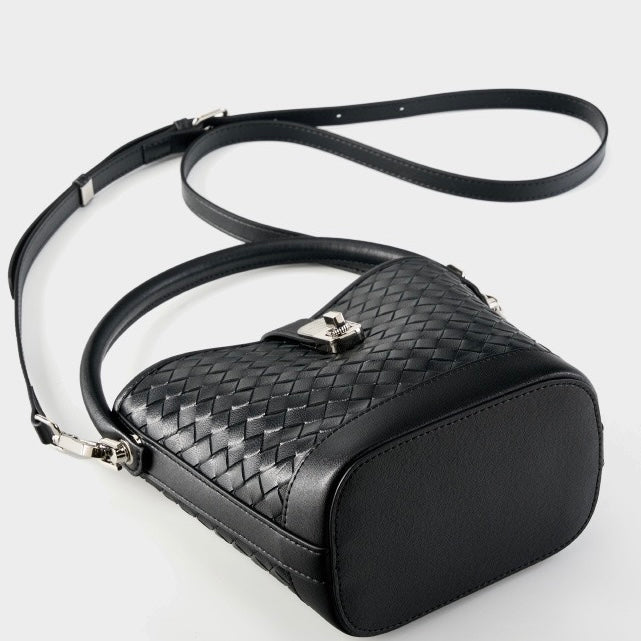 Women’s Genuine Sheepskin Woven Bucket Bag – Elegant Commuter Style